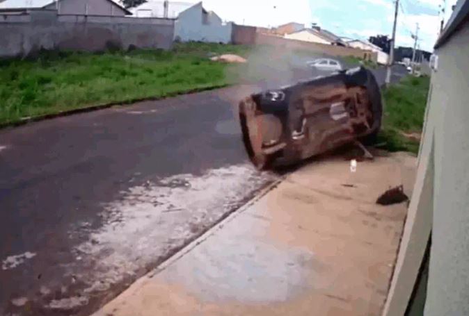 Ô tô bị tông ngang ở ngã tư, lộn 3 vòng giữa đường