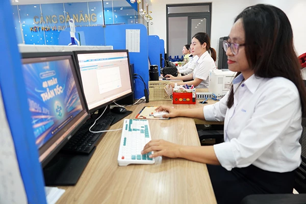 Không sôi động như ở cầu tàu, bãi bên nhưng không khí thi đua tại Trung tâm Dịch vụ khách hàng Cảng Đà Nẵng cũng hết sức khẩn trương. Không sôi động như ở cầu tàu, bãi bên nhưng không khí thi đua tại Trung tâm Dịch vụ khách hàng Cảng Đà Nẵng cũng hết sức khẩn trương.