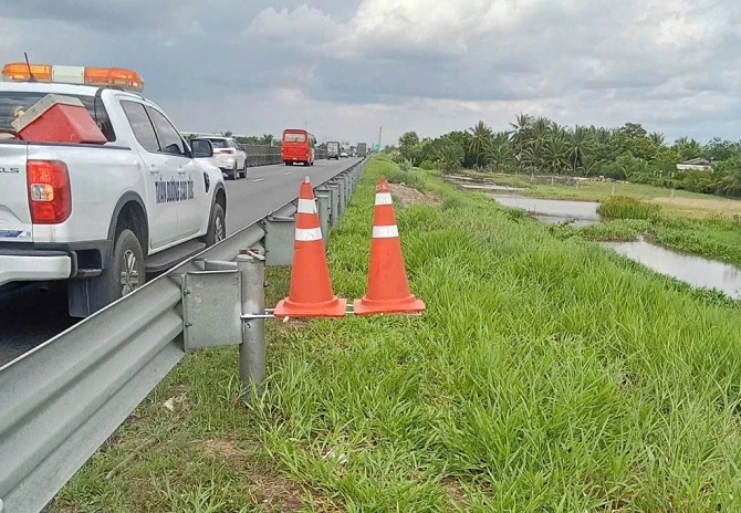 Chóp nón cảnh báo được bố trí sẵn trên cao tốc Trung Lương – Mỹ Thuận. Chóp nón cảnh báo được bố trí sẵn trên cao tốc Trung Lương – Mỹ Thuận.