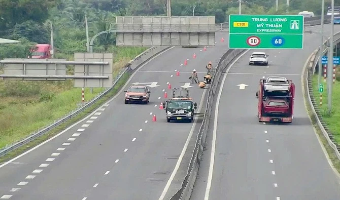 Chóp nón cảnh báo được đặt tại khu vực thi công, bão dưỡng cao tốc Trung Lương – Mỹ Thuận. Chóp nón cảnh báo được đặt tại khu vực thi công, bão dưỡng cao tốc Trung Lương – Mỹ Thuận.