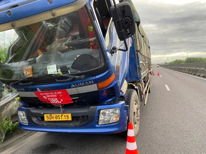 Chớp cảnh báo được đặt tại khu vực một phương tiện gặp sự cố trên cao tốc Trung Lương – Mỹ Thuận. Chớp cảnh báo được đặt tại khu vực một phương tiện gặp sự cố trên cao tốc Trung Lương – Mỹ Thuận.