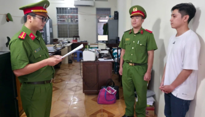 Ảnh 1: Tống đạt lệnh bắt bị can để tạm giam đối với Phạm Chí Hửu