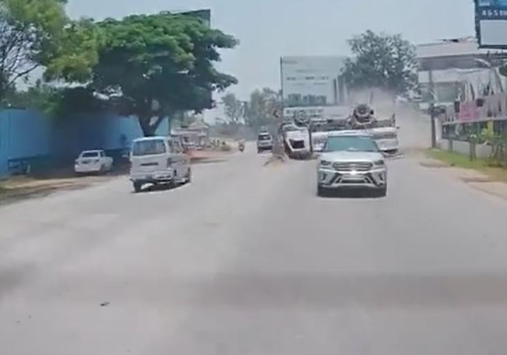 Xe bồn vượt ẩu lật nhào 3 vòng giữa đường phố