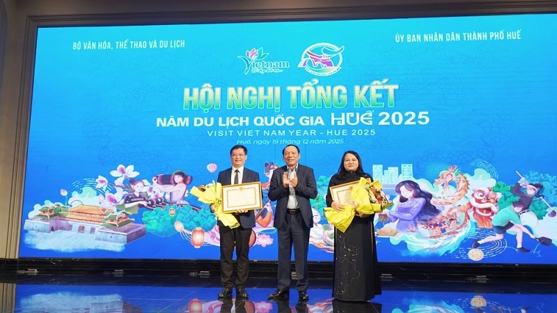 Bộ trưởng Bộ VH,TT&DL trao tặng Bằng khen cho các cá nhân có thành tích trong công tác tham mưu, tổ chức, thực hiện Năm DLQG – Huế 2025.