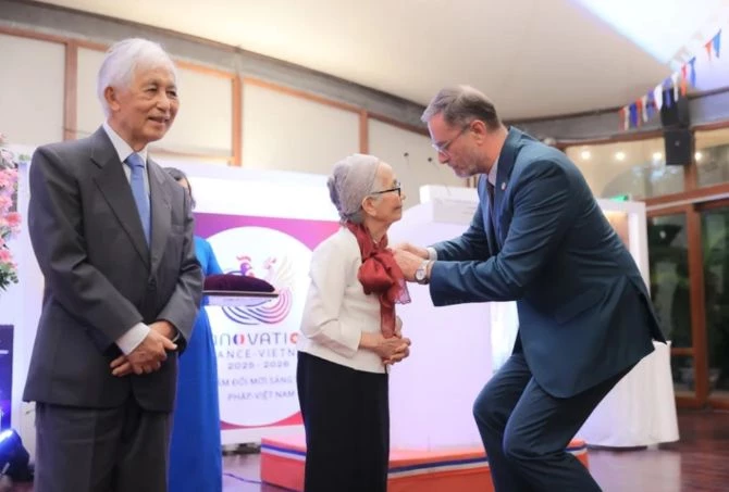 Vợ chồng Giáo sư Trần Thanh Vân - Lê Kim Ngọc nhận huân chương Bắc đẩu bội tinh. Ảnh: Thông tin Chính phủ Vợ chồng Giáo sư Trần Thanh Vân - Lê Kim Ngọc nhận huân chương Bắc đẩu bội tinh. Ảnh: Thông tin Chính phủ