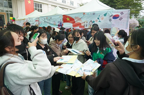 Chương trình “Trải nghiệm văn hoá Hàn Quốc dành cho học sinh - sinh viên Đà Nẵng năm học 2025 - 2026” diễn ra sôi động.