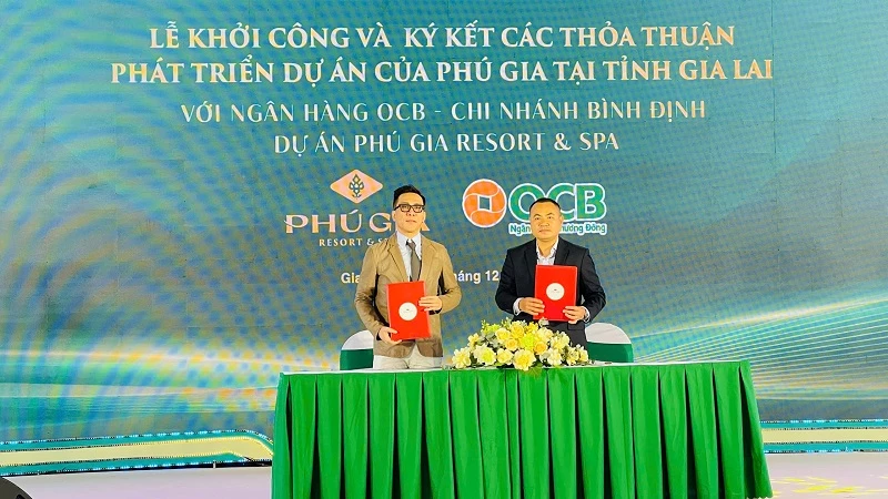 Đại diện chủ đầu tư ký kết thoả thuận phát triển dự án với đối tác.