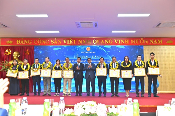 Xuất nhập khẩu lập kỷ lục