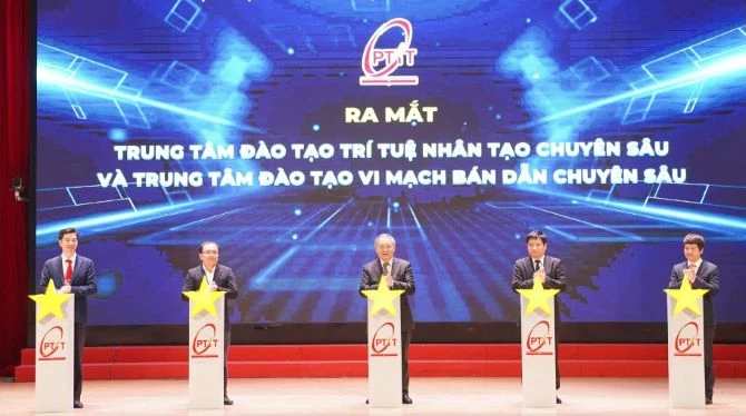 Nghi thức bấm nút ra mắt hai trung tâm sáng 19/12.