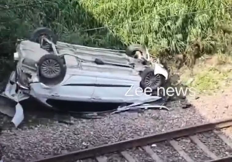 Ô tô mất lái trên cầu vượt, đâm xe máy rồi lao thẳng xuống đường ray