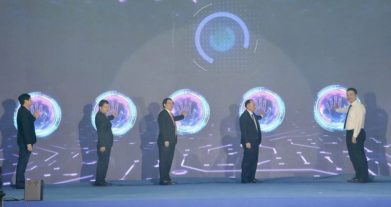 Đại biểu thực hiện nghi thức bấm nút khởi công Dự án Trung tâm nghiên cứu trí tuệ nhân tạo AI tại tỉnh Gia Lai