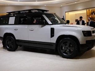 Land Rover Defender 2026 trình làng tại VIệt Nam, giá từ 5,099 tỷ đồng