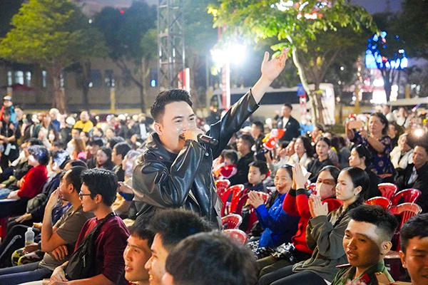 Đông đảo khán giả đến với chương trình.