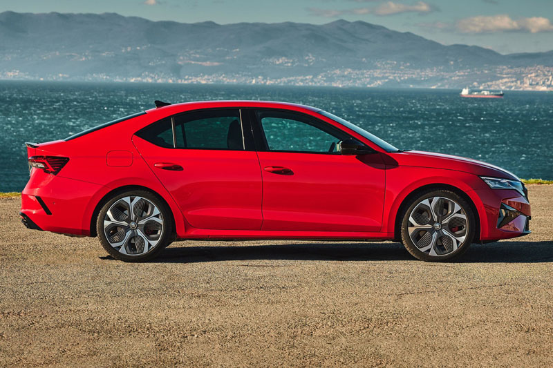 Xe sedan hạng C công suất 265 mã lực, giá hơn 1,6 tỷ đồng tại Việt Nam