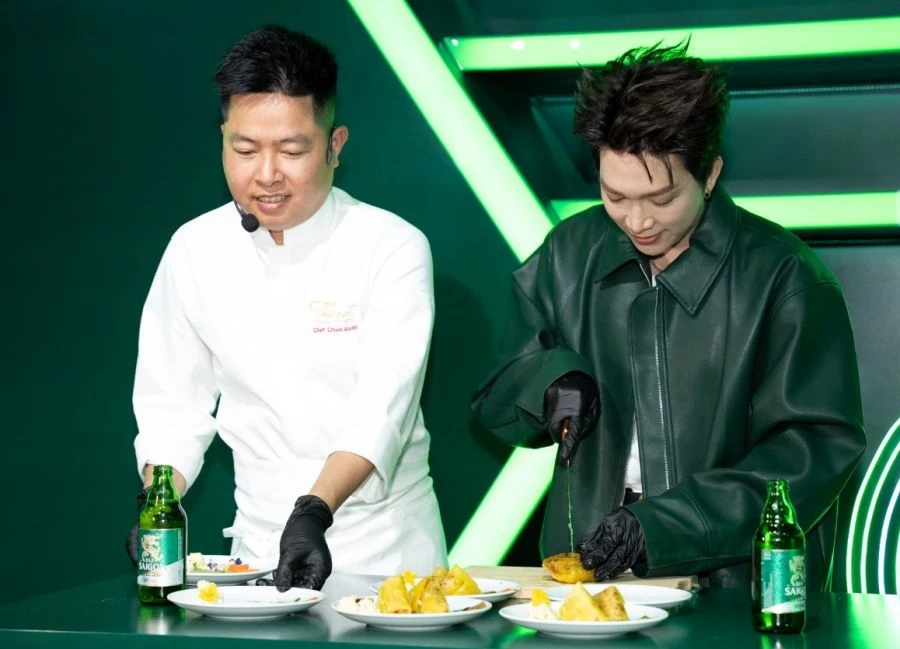 Tăng Phúc trổ tài nấu ăn.