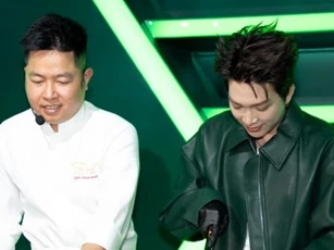 Tăng Phúc gây bất ngờ khi 'đứng bếp' cùng đầu bếp Michelin