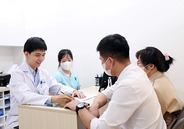 Các cặp vợ chồng hiếm muộn đăng ký tham gia chương trình.