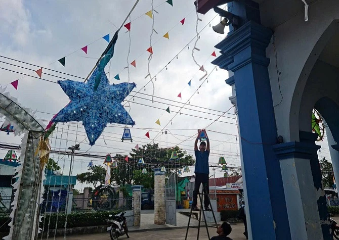 Bà con giáo dân trang hoàng lại khuôn viên nhà thờ dịp lễ Giáng sinh.