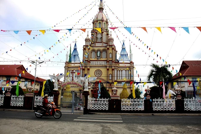 Theo sách Kỷ lục An Giang 2009, Thánh đường Cù Lao Giêng là ngôi nhà thờ xưa nhất của tỉnh.