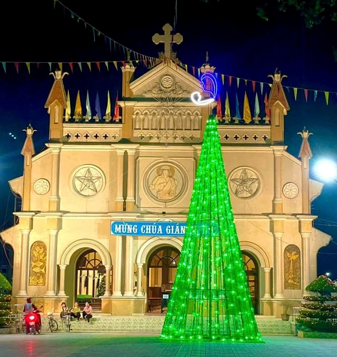 Nhà thờ Cồn Phước trang hoàng trước ngày lễ Giáng sinh.