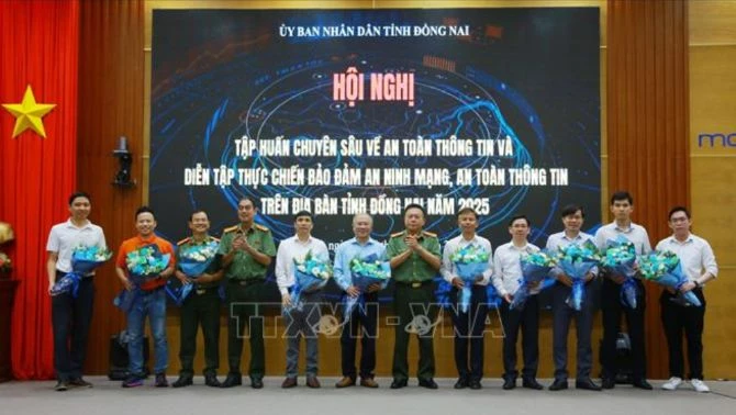 Đại diện các đội tấn công, đội phòng thủ trong chương trình diễn tập đảm bảo an toàn an ninh mạng trên địa bàn tỉnh Đồng Nai ra mắt trước khi thực hiện nhiệm vụ. Ảnh: TTXVN.