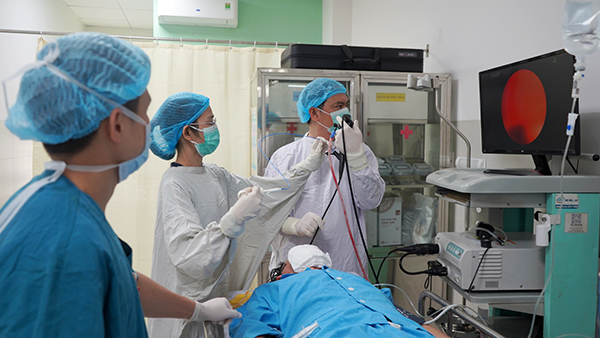 Răng giả 'lạc' trong phổi hơn 20 năm được lấy ra thành công tại Đà Nẵng