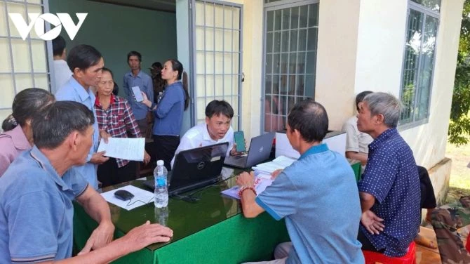 Tổ công nghệ số cộng đồng xã Hoà Phú đến tận các thôn, buôn hướng dẫn người dân thực hiện các thao tác đăng nhập, làm các thủ tục trên điện thoại thông minh. Ảnh: VOV. Tổ công nghệ số cộng đồng xã Hoà Phú đến tận các thôn, buôn hướng dẫn người dân thực hiện các thao tác đăng nhập, làm các thủ tục trên điện thoại thông minh. Ảnh: VOV.