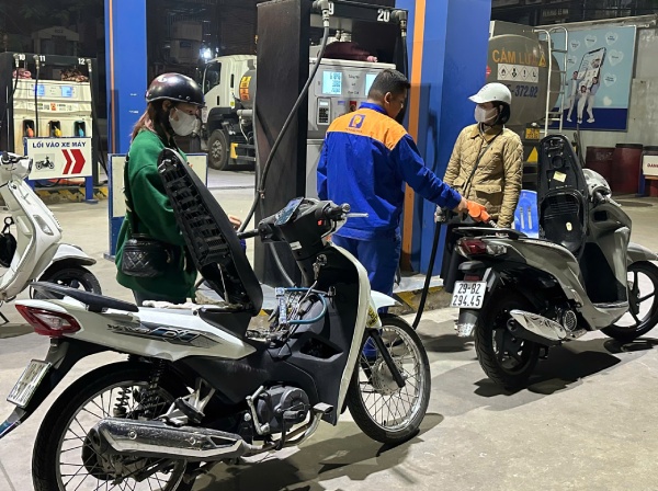 Xăng giảm giá mạnh