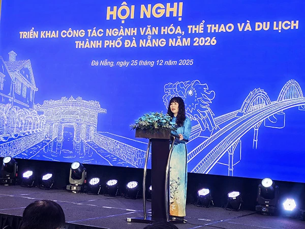 Giám đốc Sở VH-TT&DL Đà Nẵng Trương Thị Hồng Hạnh báo cáo tại hội nghị.