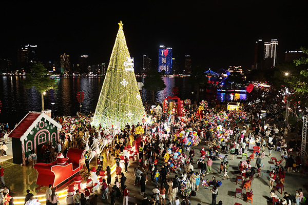 Chuỗi mô hình check-in chào năm mới 2026 hút khách tại Đà Nẵng