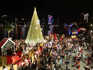 Chuỗi mô hình check-in chào năm mới 2026 hút khách tại Đà Nẵng