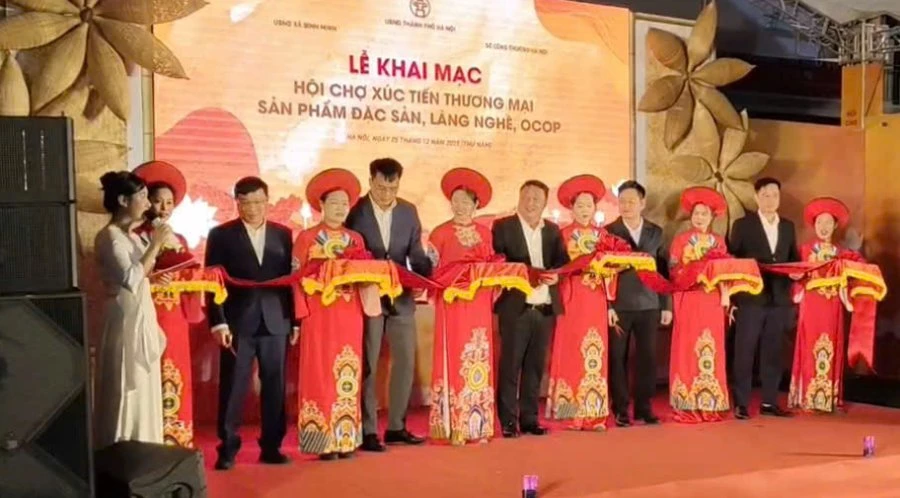 Các đại biểu thực hiện nghi thức khai mạc tại Chợ đầu mối phía Nam, km3+ 500, Xã Bình Minh, Hà Nội