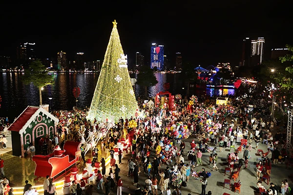 Đông đảo người dân và du khách đến với không gian check-in "Giáng sinh rực rỡ” tại sàn cảnh quan phía Bắc bờ Đông cầu Rồng.
