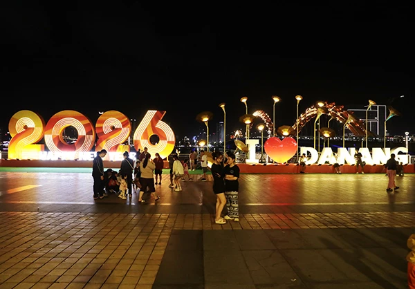 Không gian “Giai điệu chào năm mới” đặt tại sàn cảnh quan phía Bắc bờ Tây cầu Rồng. 
