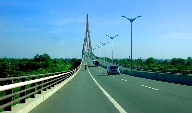 Ảnh 1: Cầu Cần Thơ bắc qua sông Hậu, cửa ngõ giao thương của thành phố. 
