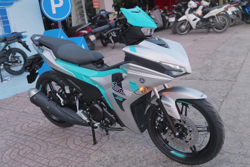 Yamaha Exciter 155 VVA màu bạc xanh.