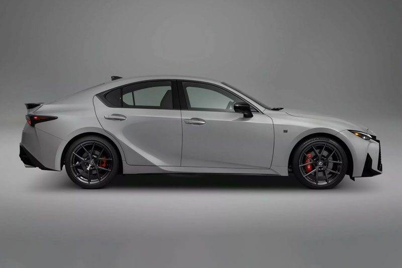 Tăng giá mạnh, Lexus IS 2026 vẫn rẻ hơn BMW 3 Series