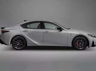 Tăng giá mạnh, Lexus IS 2026 vẫn rẻ hơn BMW 3 Series