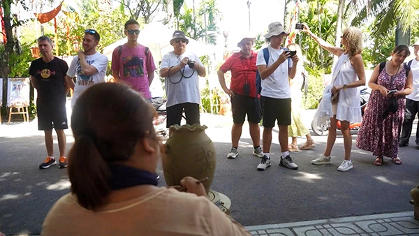 Du khách nước ngoài tham quan làng gốm truyền thống Thanh Hà (Hội An, TP Đà Nẵng).