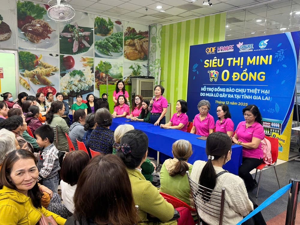 Người dân vùng lũ được tự chọn quà từ 'siêu thị mini 0 đồng'