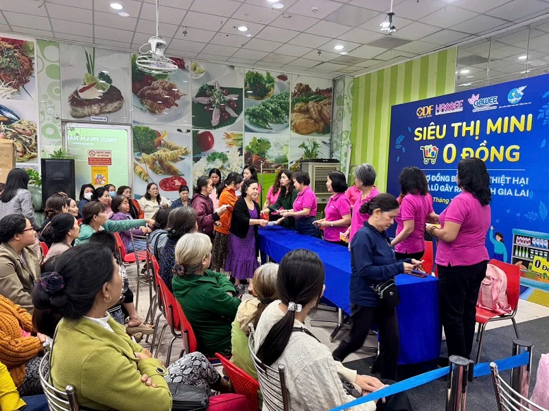 Ban tổ chức trao phiếu mua hàng cho các hộ dân bị ảnh hưởng bởi bão lũ. Ban tổ chức trao phiếu mua hàng cho các hộ dân bị ảnh hưởng bởi bão lũ.