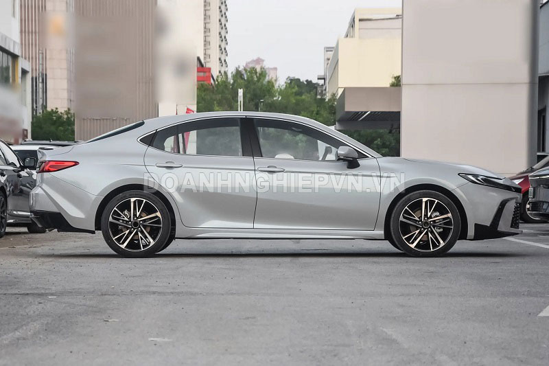 Chi tiết Toyota Camry 2026: Siêu tiết kiệm xăng, giá gần 650 triệu đồng