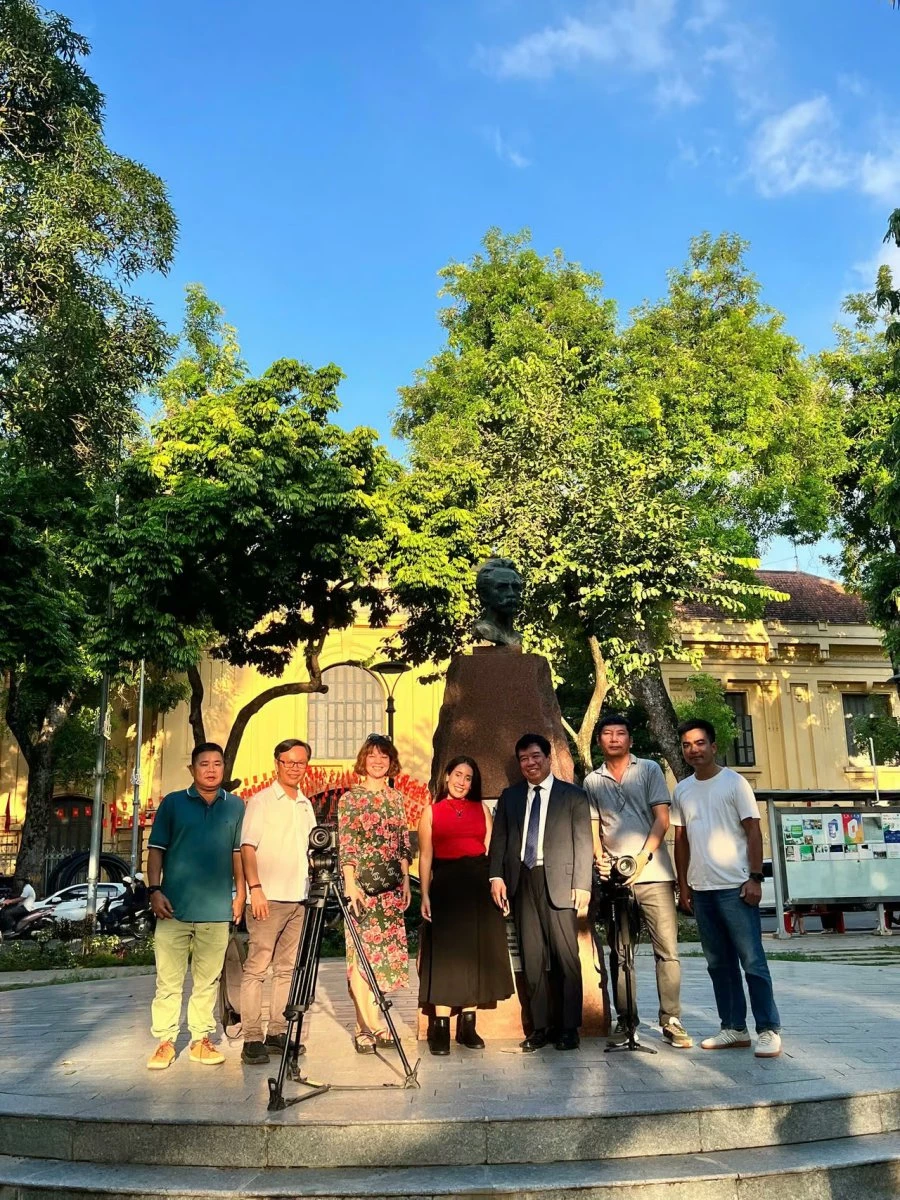 Ekip sản xuất phim làm việc tại Hà Nội. 