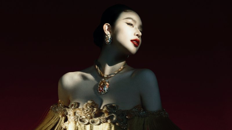 Hoa hậu Thanh Thuỷ đẹp bí ẩn trong bộ ảnh cuối năm