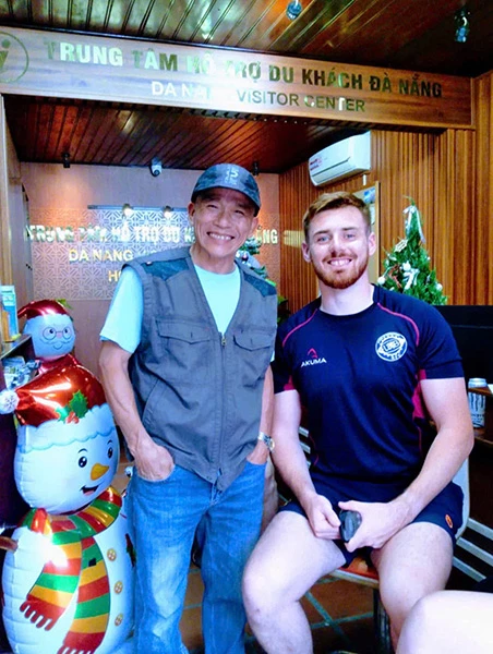 Tại Trung tâm Hỗ trợ du khách Đà Nẵng, vị khách người Anh nhận lại chiếc điện thoại đánh rơi khi tham quan Hội An.