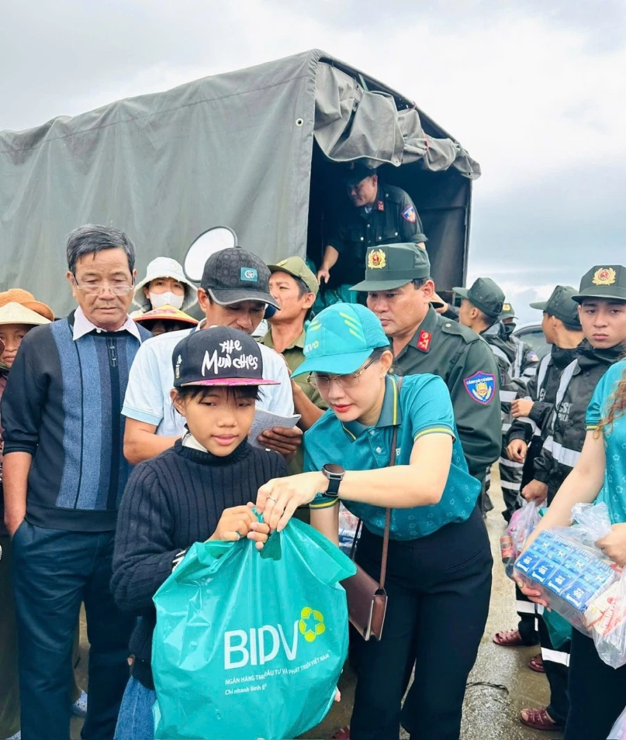 Trong đợt bão lũ lịch sử ập xuống Đông Gia Lai, bà Nguyễn Thị Ngọc Quỳnh di chuyển như con thoi để hỗ trợ người dân bị thiệt hại do thiên tai.