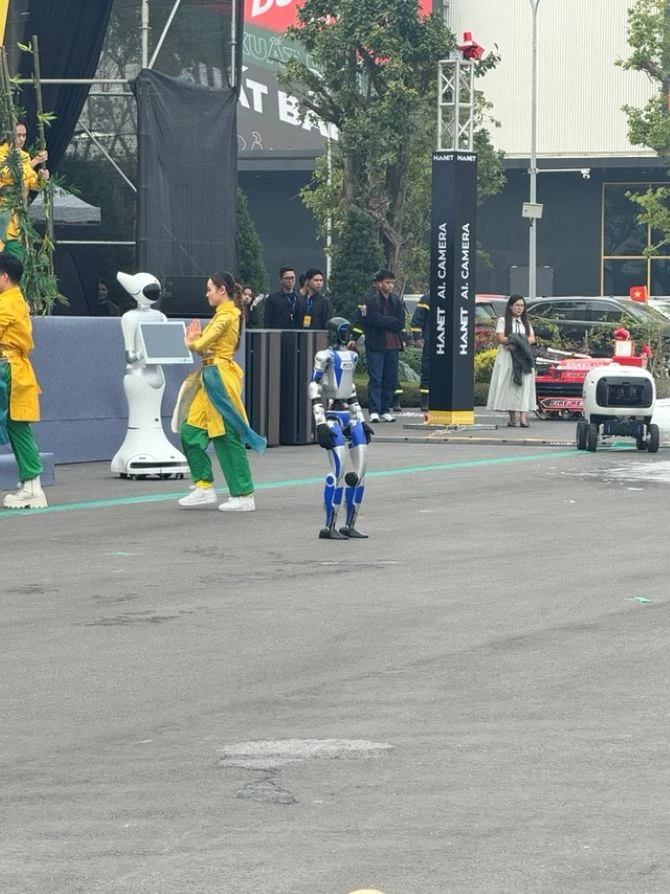 Robot hình người MISA khiến khán giả ngạc nhiên bởi động tác linh hoạt, uyển chuyển như người.