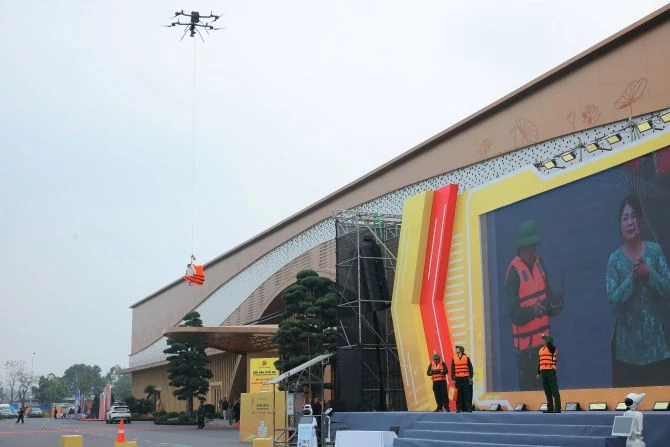 Một trong những điểm nhấn trong buổi trình diễn là sự góp mặt của các UAV Hera, giúp tìm kiếm, cứu hộ, cứu nạn trong tình huống khẩn cấp.