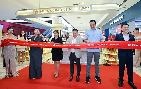 Cắt băng khai trương Mena Cosmetics & Perfumes. Cắt băng khai trương Mena Cosmetics & Perfumes.