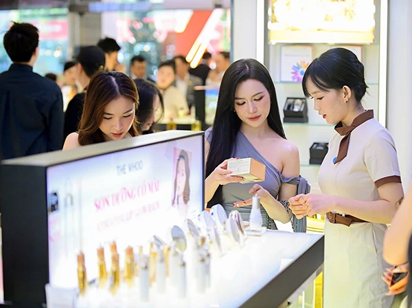 Mua sắm mỹ phẩm cao cấp tại Mena Cosmetics & Perfumes. Mua sắm mỹ phẩm cao cấp tại Mena Cosmetics & Perfumes.